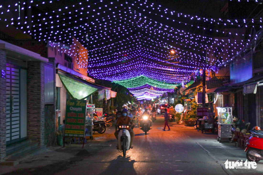 Xóm đạo Sài Gòn bắt đầu lên đèn chuẩn bị đón Giáng sinh - Ảnh 9.