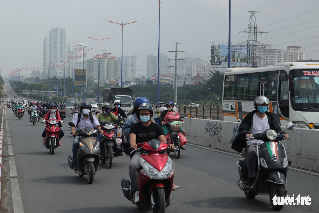 Ô nhiễm không khí, bầu trời TP.HCM mù mờ cả ngày - Ảnh 7.