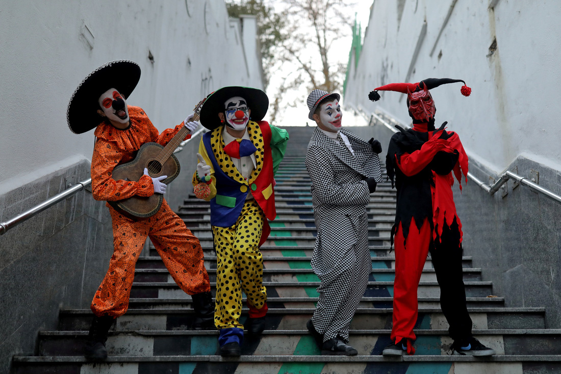Joker kiểu Mỹ mua vui cho dân Iran giữa đại dịch COVID-19 - Ảnh 4.