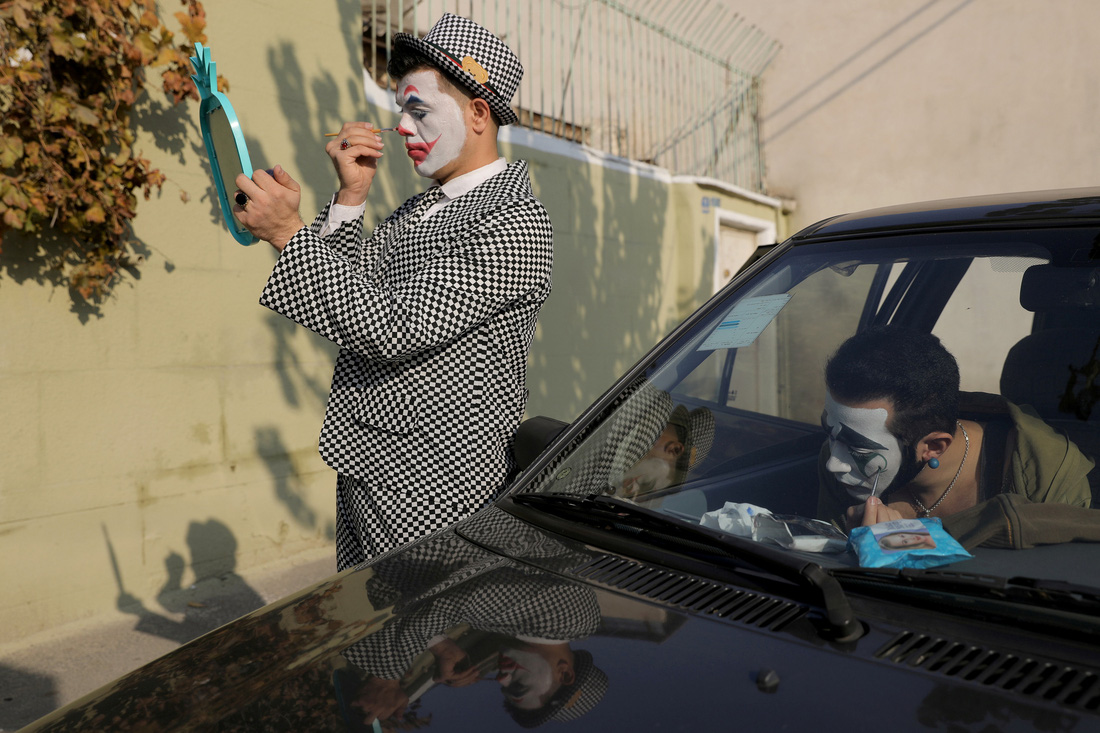 Joker kiểu Mỹ mua vui cho dân Iran giữa đại dịch COVID-19 - Ảnh 10.