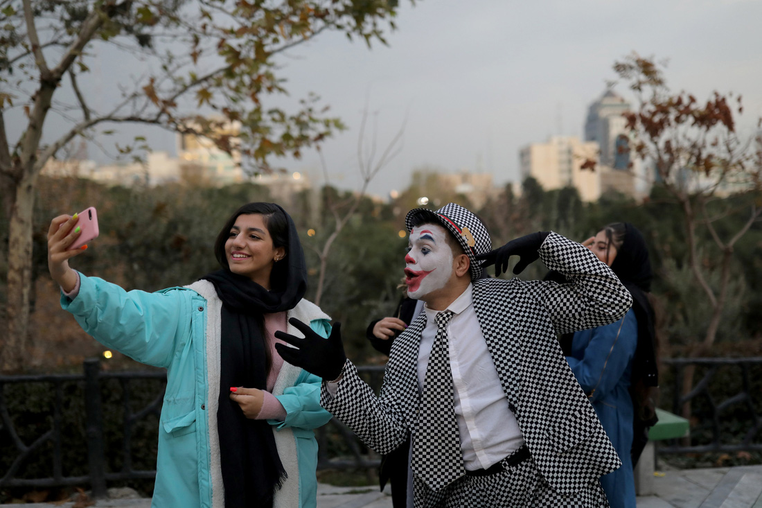 Joker kiểu Mỹ mua vui cho dân Iran giữa đại dịch COVID-19 - Ảnh 7.