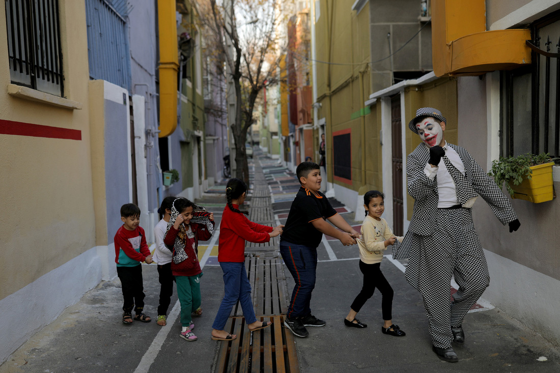 Joker kiểu Mỹ mua vui cho dân Iran giữa đại dịch COVID-19 - Ảnh 5.