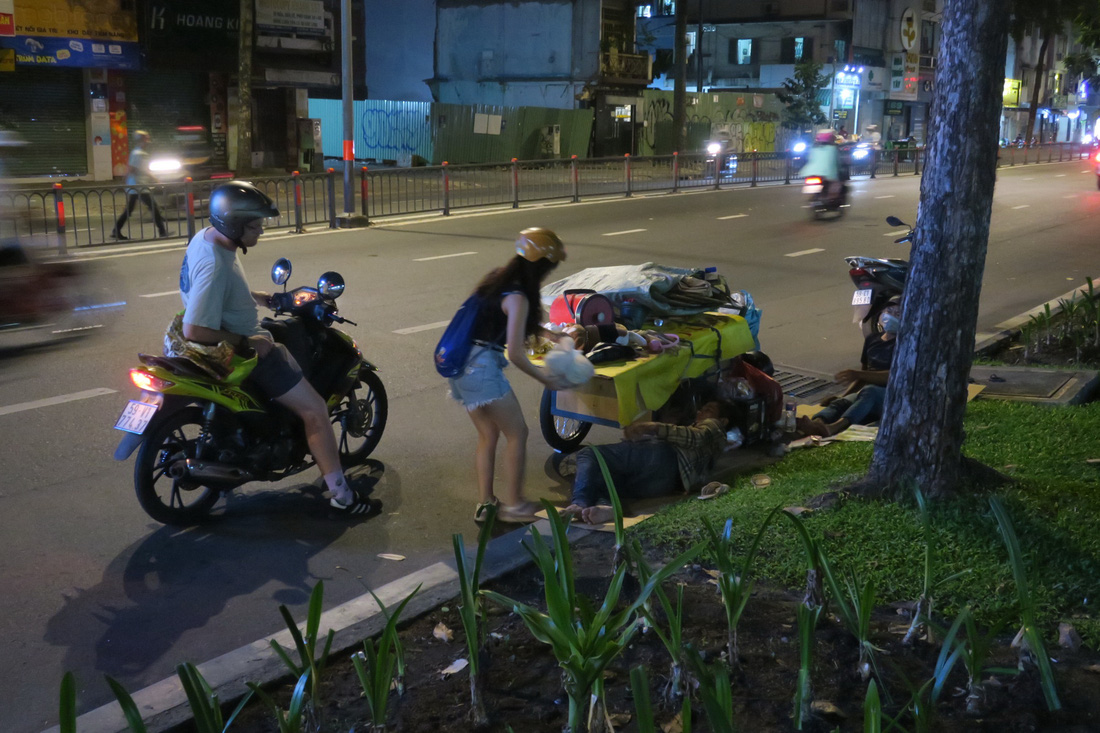 Tối thứ năm yêu thương trên đường phố Sài Gòn - Ảnh 1.