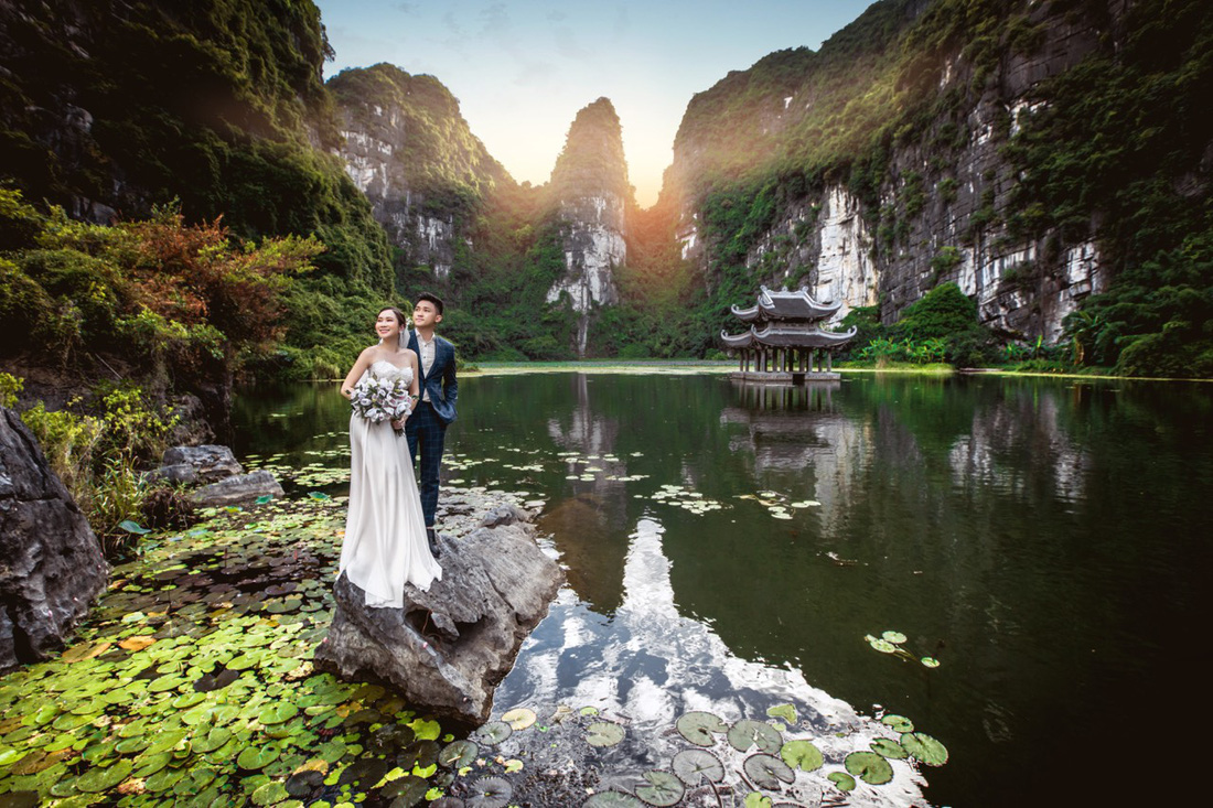 Cặp đôi người Việt lên rừng xuống biển, chụp ảnh cưới ở 11 tỉnh thành - Ảnh 2.