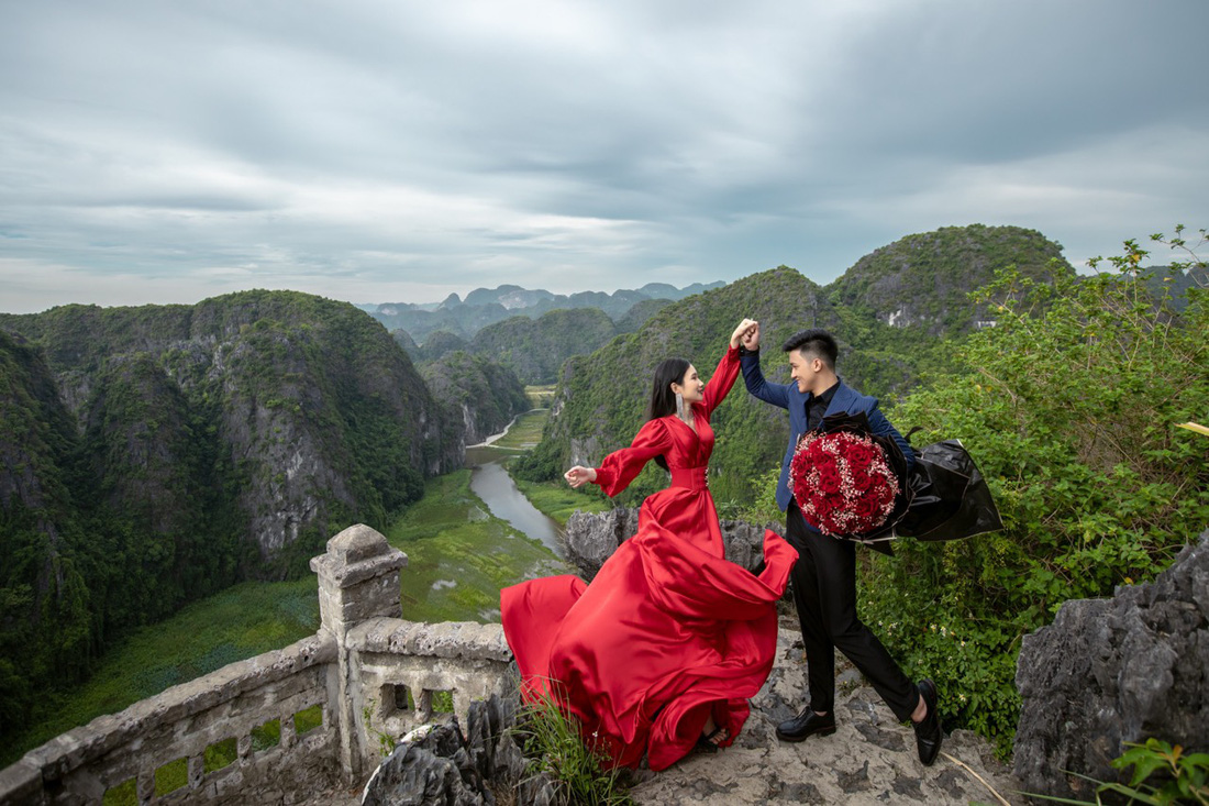 Cặp đôi người Việt lên rừng xuống biển, chụp ảnh cưới ở 11 tỉnh thành - Ảnh 3.