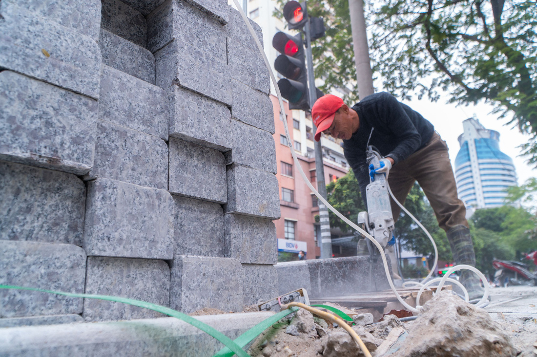 Chịu nổi không: Vỉa hè lát đá bền 70 năm chưa khô vữa, ôtô đã đỗ tràn ngập - Ảnh 5.