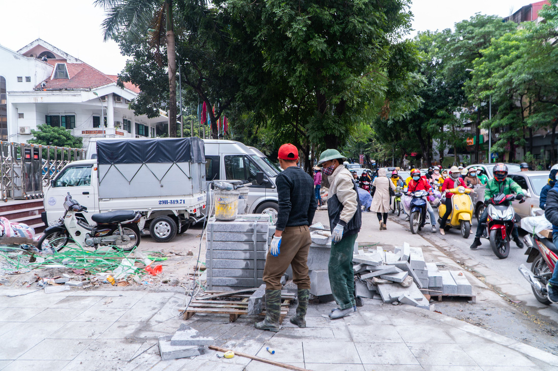 Chịu nổi không: Vỉa hè lát đá bền 70 năm chưa khô vữa, ôtô đã đỗ tràn ngập - Ảnh 7.