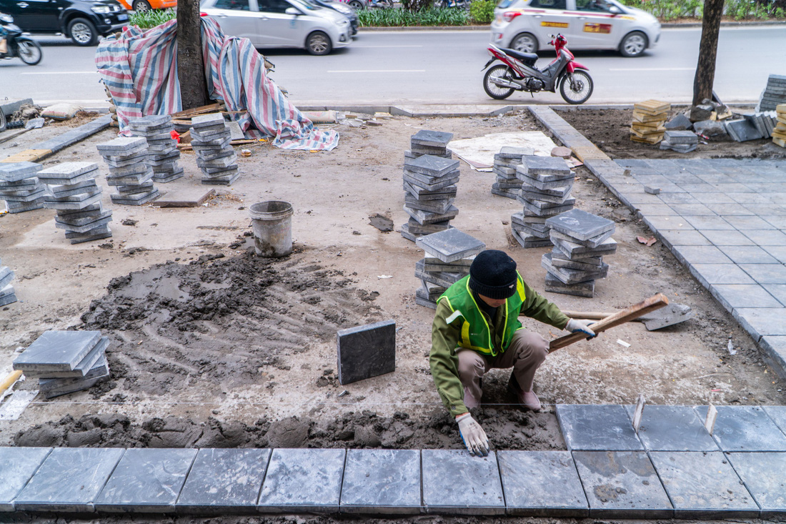 Chịu nổi không: Vỉa hè lát đá bền 70 năm chưa khô vữa, ôtô đã đỗ tràn ngập - Ảnh 8.