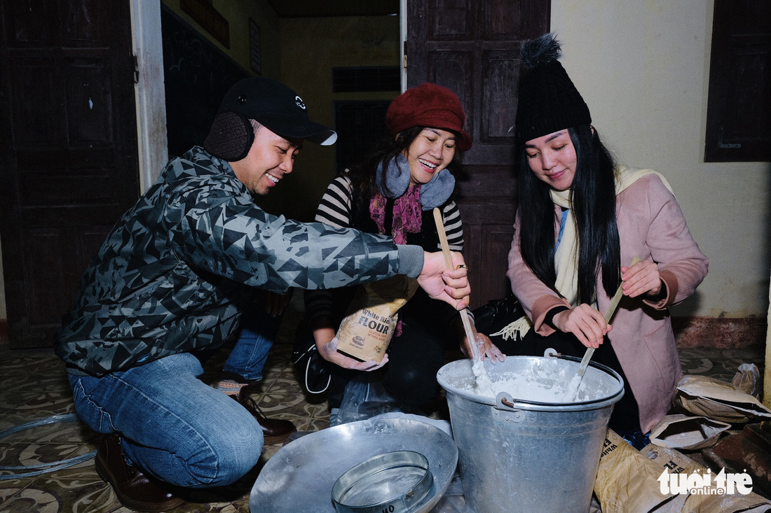 Đỏ lửa xuyên đêm, nấu hơn 2.000 bát phở tặng trẻ vùng núi Nghệ An - Ảnh 6.