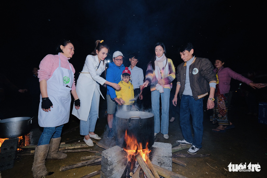 Đỏ lửa xuyên đêm, nấu hơn 2.000 bát phở tặng trẻ vùng núi Nghệ An - Ảnh 5.