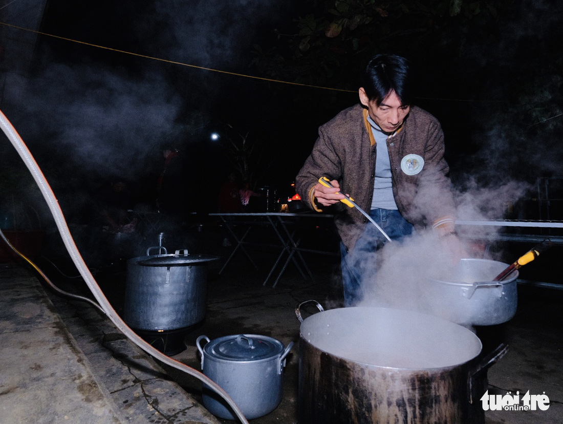 Đỏ lửa xuyên đêm, nấu hơn 2.000 bát phở tặng trẻ vùng núi Nghệ An - Ảnh 3.