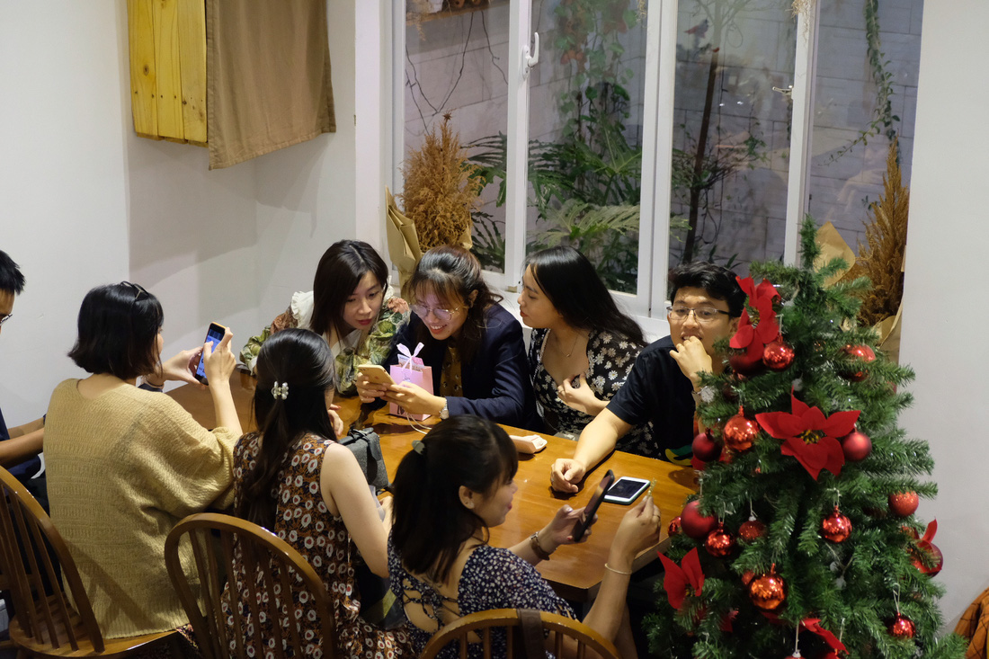 Giới trẻ Sài Gòn xếp hàng chờ chụp ảnh Giáng sinh, quán cà phê chật cứng khách - Ảnh 13.