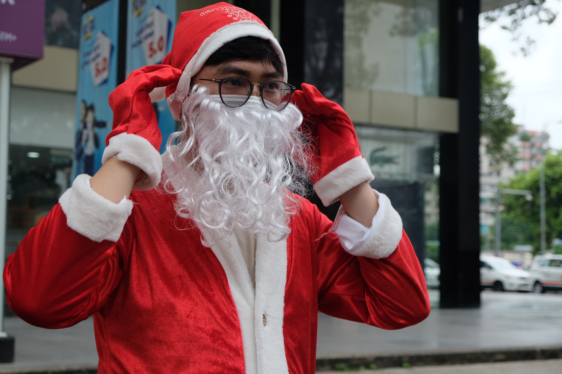Ông già Noel đeo khẩu trang, tất bật chạy show tặng quà Giáng sinh - Ảnh 1.