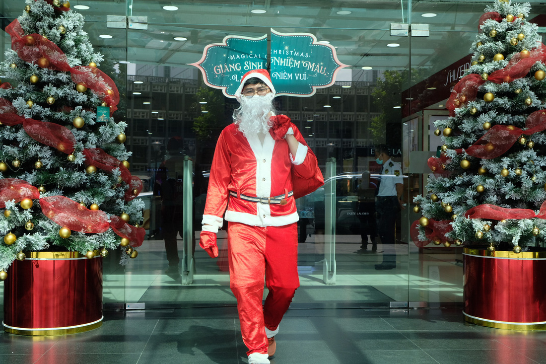Ông già Noel đeo khẩu trang, tất bật chạy show tặng quà Giáng sinh - Ảnh 5.