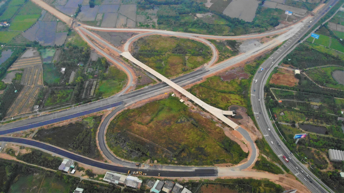 Cao tốc Trung Lương - Mỹ Thuận dồn sức thông xe trước tết - Ảnh 1.