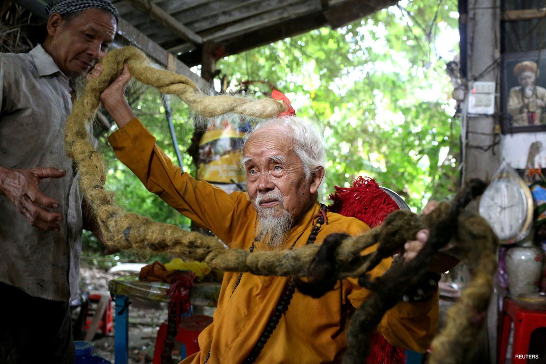 Cụ ông Việt Nam không cắt tóc 80 năm vào top ảnh kỳ quặc nhất thế giới - Ảnh 1.