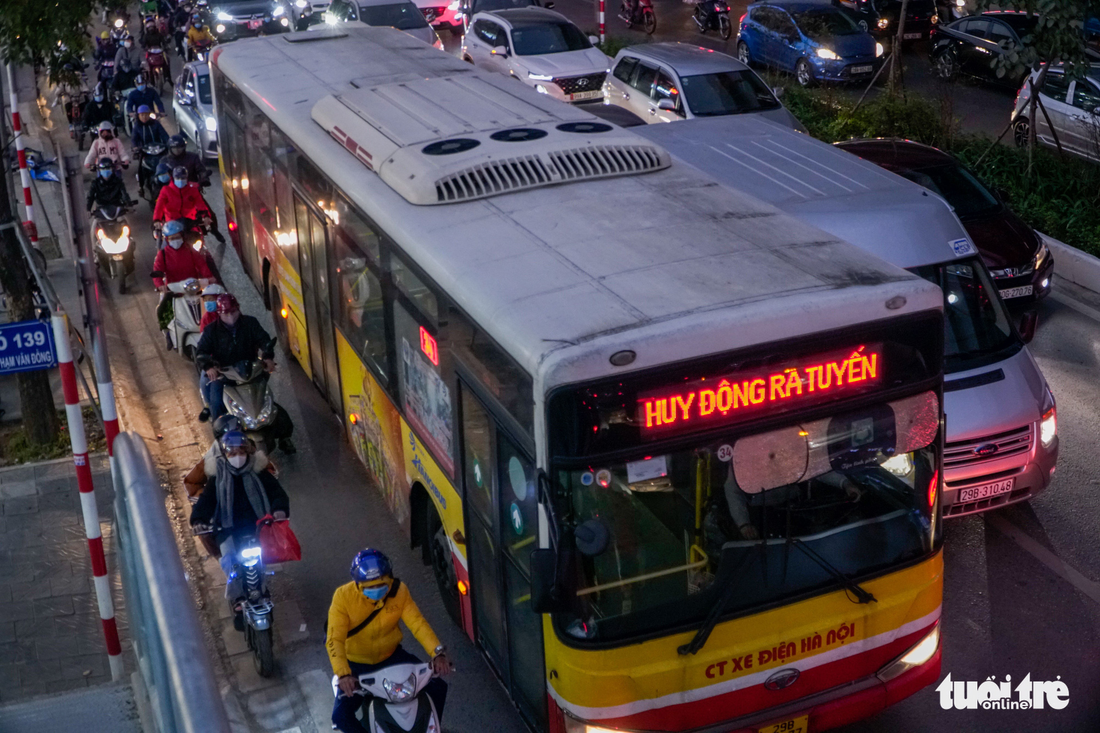 Đường phố Hà Nội tiến thoái lưỡng nan trong ngày cuối năm - Ảnh 8.