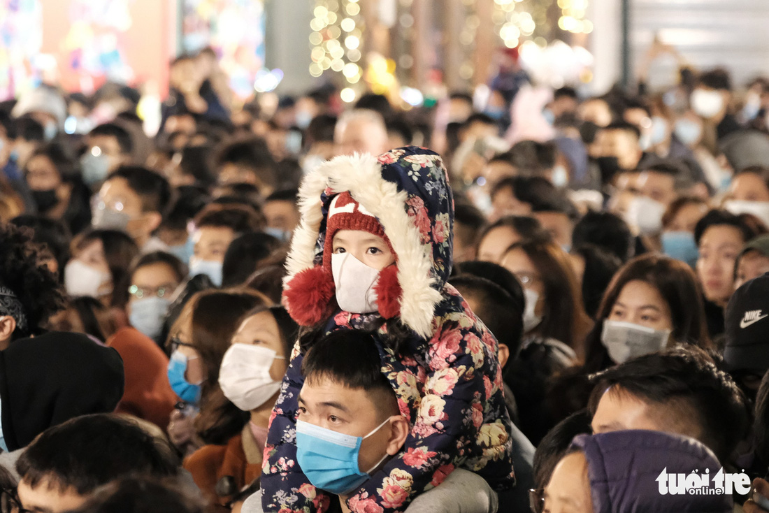 Hàng chục ngàn người Hà Nội, Đà Nẵng đổ ra đường đón năm mới 2021 - Ảnh 4.
