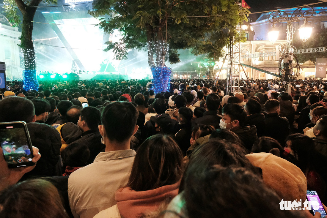 Hàng chục ngàn người Hà Nội, Đà Nẵng đổ ra đường đón năm mới 2021 - Ảnh 8.