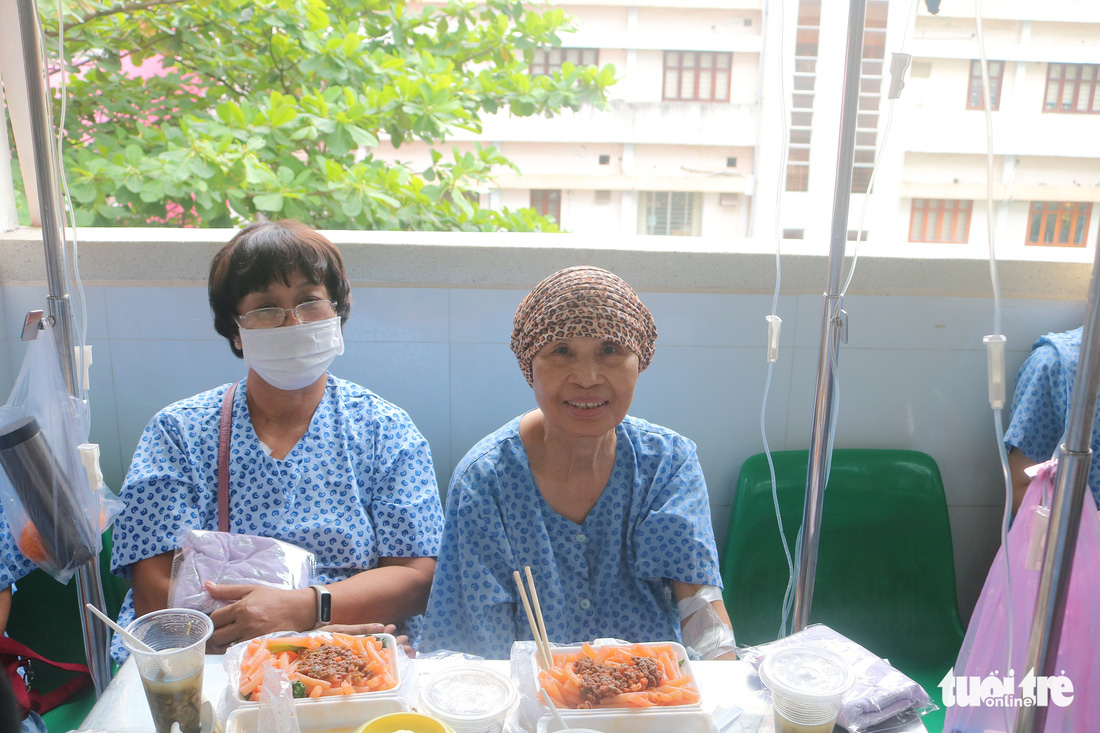 Bữa cơm ngày cuối năm của bệnh nhân ung thư ở Bệnh viện Từ Dũ - Ảnh 6.