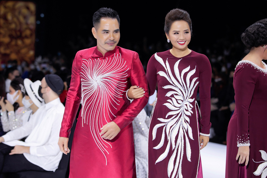 Hoa hậu Khánh Vân làm vedette, NSND Hồng Vân làm người mẫu catwalk cho nhà thiết kế Minh Châu - Ảnh 4.
