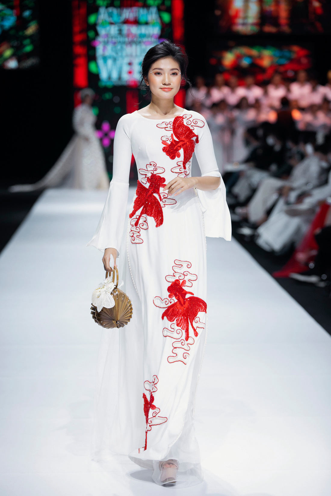 Hoa hậu Khánh Vân làm vedette, NSND Hồng Vân làm người mẫu catwalk cho nhà thiết kế Minh Châu - Ảnh 11.