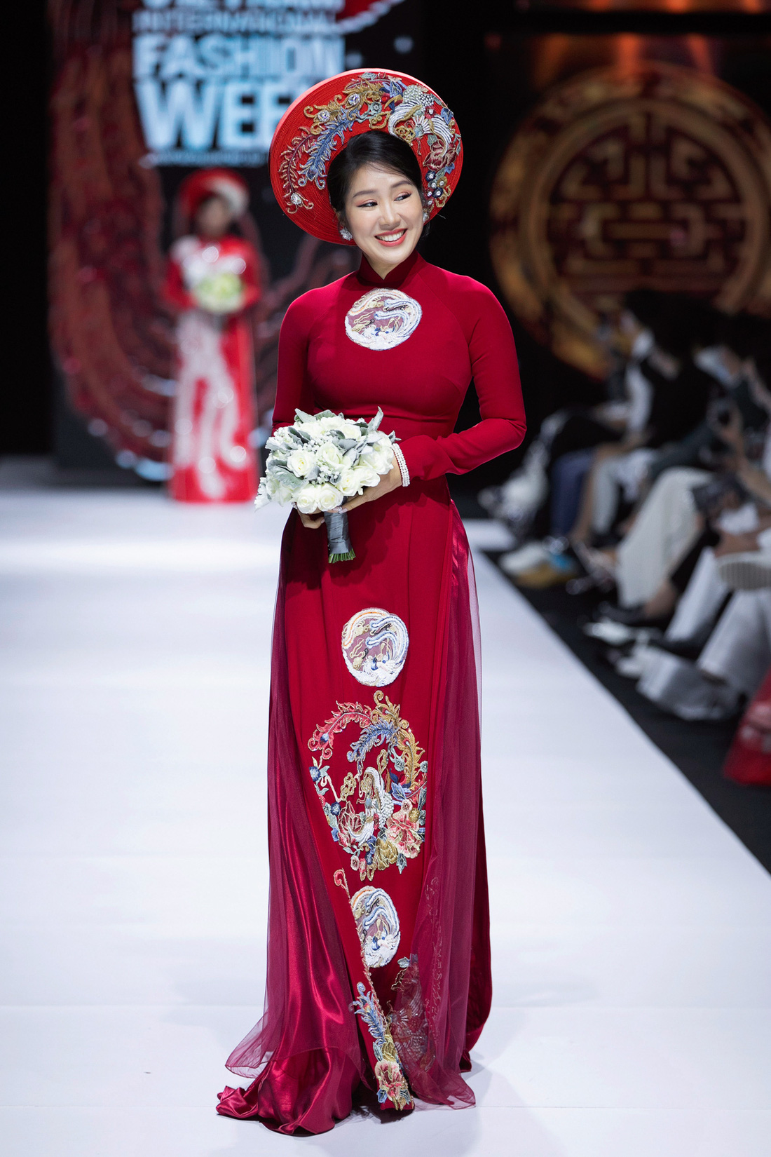 Hoa hậu Khánh Vân làm vedette, NSND Hồng Vân làm người mẫu catwalk cho nhà thiết kế Minh Châu - Ảnh 5.