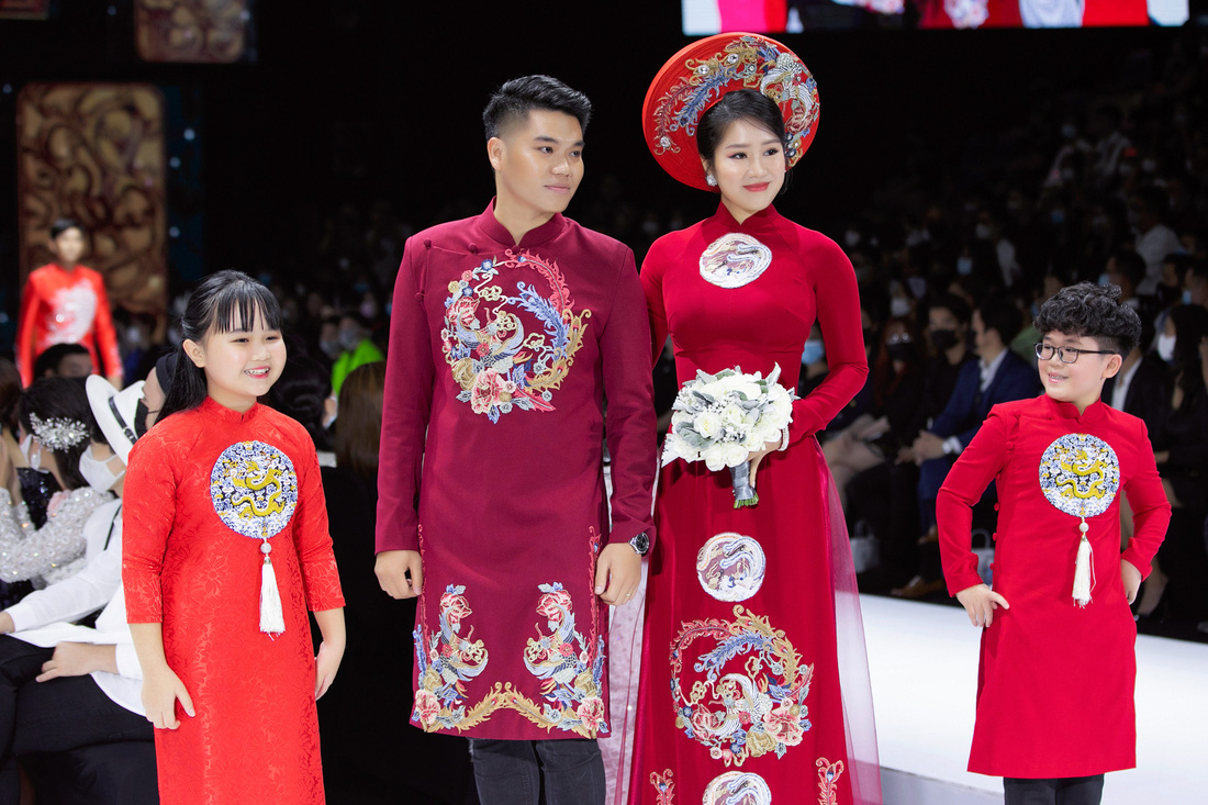 Hoa hậu Khánh Vân làm vedette, NSND Hồng Vân làm người mẫu catwalk cho nhà thiết kế Minh Châu - Ảnh 6.