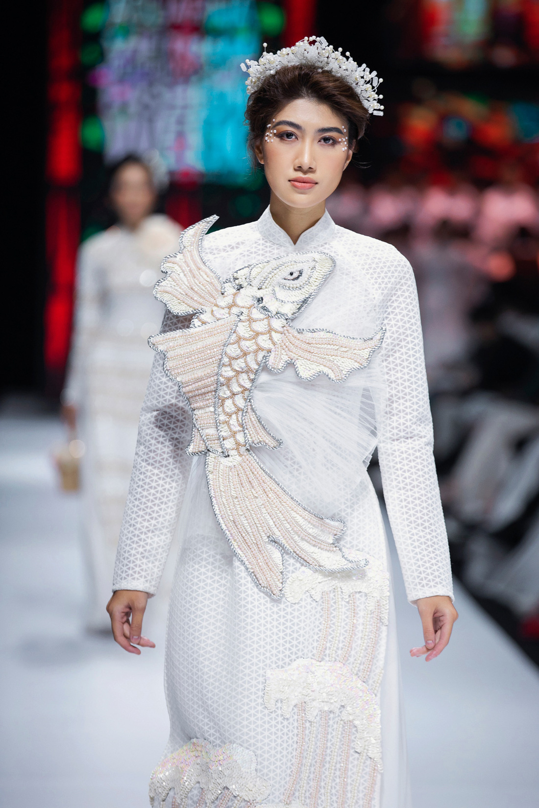 Hoa hậu Khánh Vân làm vedette, NSND Hồng Vân làm người mẫu catwalk cho nhà thiết kế Minh Châu - Ảnh 10.