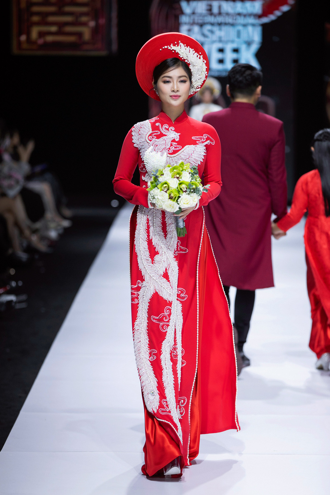 Hoa hậu Khánh Vân làm vedette, NSND Hồng Vân làm người mẫu catwalk cho nhà thiết kế Minh Châu - Ảnh 9.