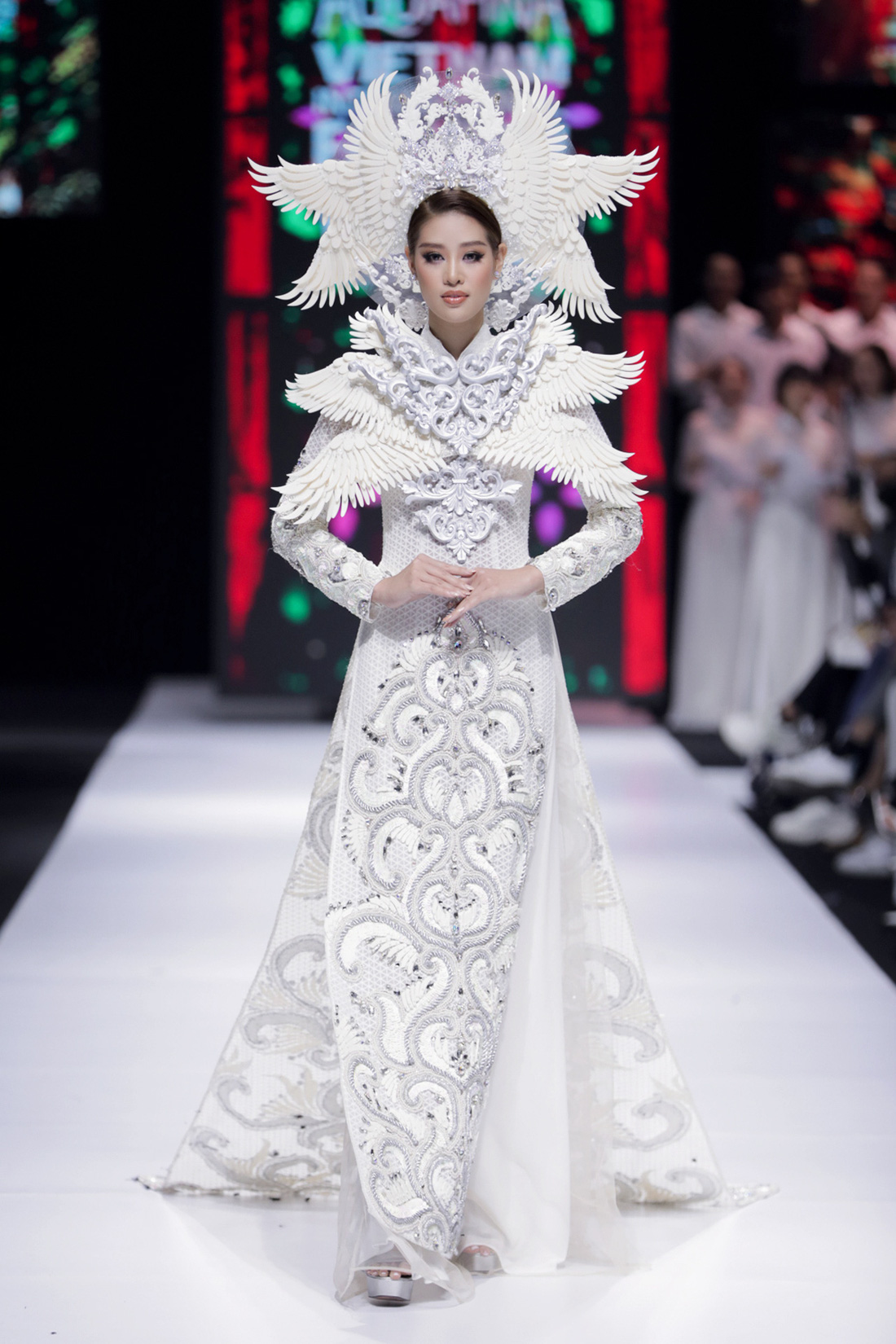 Hoa hậu Khánh Vân làm vedette, NSND Hồng Vân làm người mẫu catwalk cho nhà thiết kế Minh Châu - Ảnh 1.