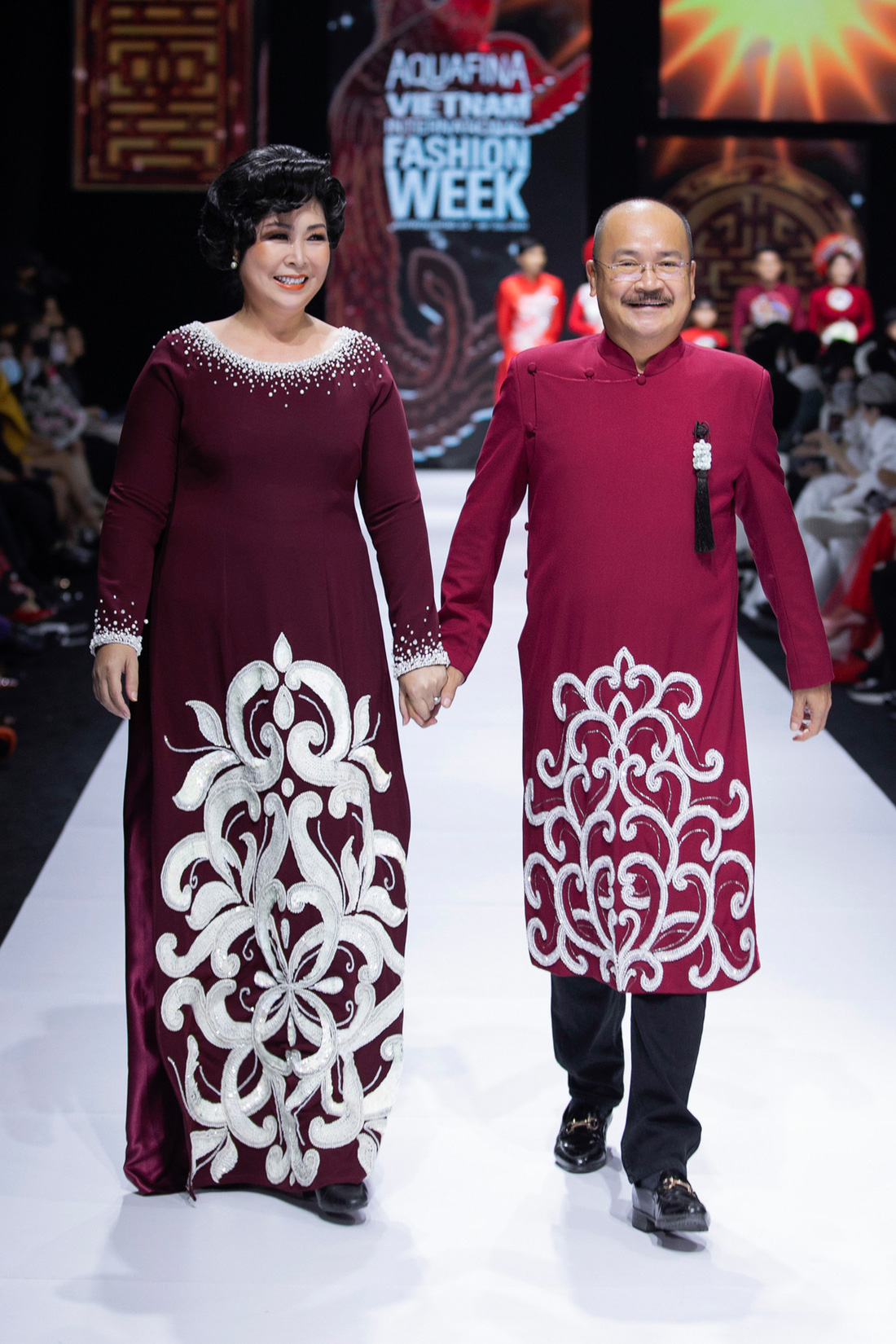Hoa hậu Khánh Vân làm vedette, NSND Hồng Vân làm người mẫu catwalk cho nhà thiết kế Minh Châu - Ảnh 3.