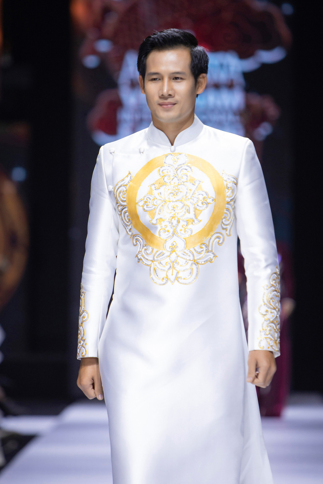 Hoa hậu Khánh Vân làm vedette, NSND Hồng Vân làm người mẫu catwalk cho nhà thiết kế Minh Châu - Ảnh 8.