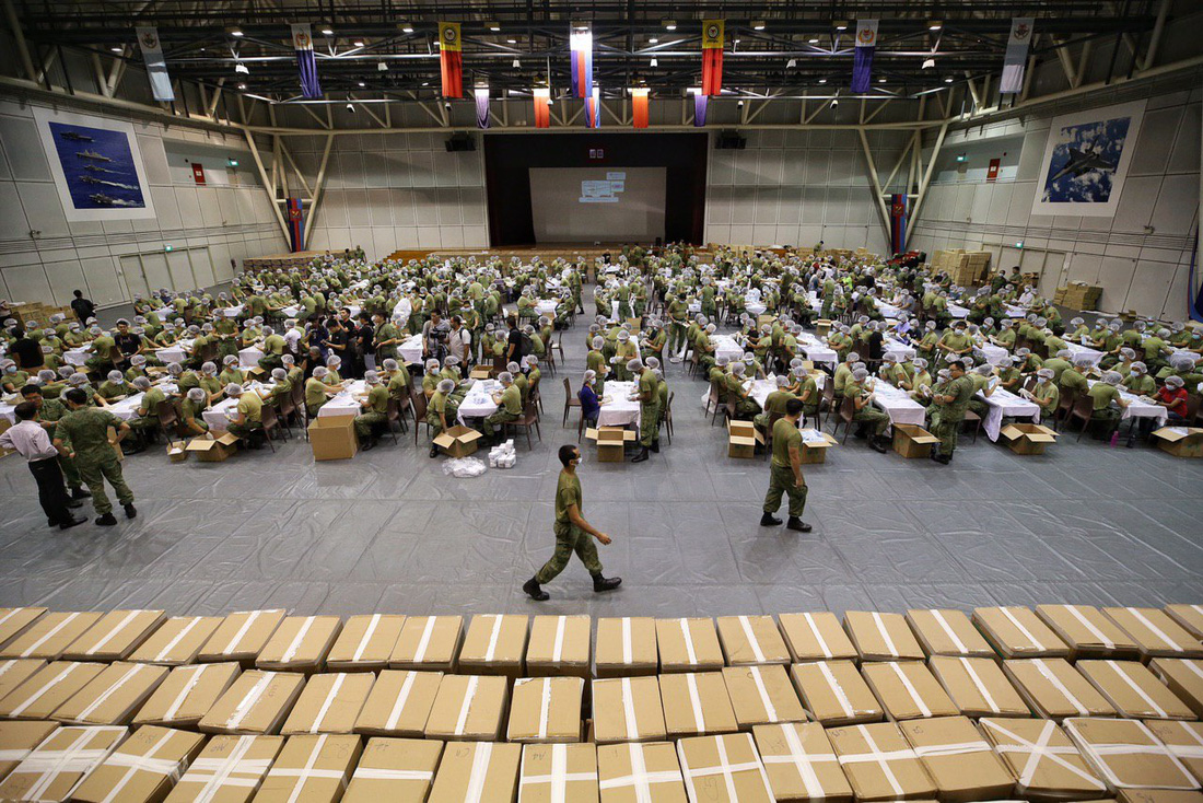 1.500 quân nhân Singapore đóng gói 5,2 triệu khẩu trang tặng người dân - Ảnh 1.