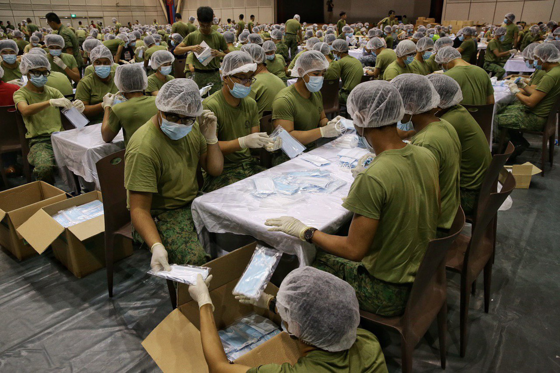 1.500 quân nhân Singapore đóng gói 5,2 triệu khẩu trang tặng người dân - Ảnh 4.