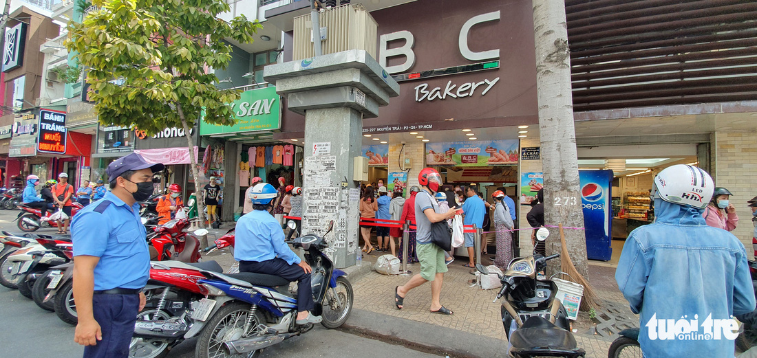 Xếp hàng dài chờ mua bánh mì thanh long giải cứu nông sản Việt - Ảnh 9.
