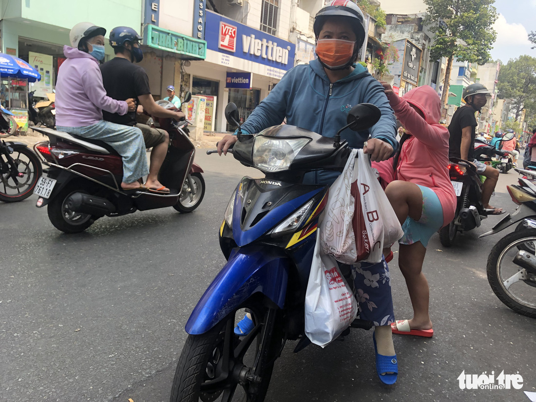 Xếp hàng dài chờ mua bánh mì thanh long giải cứu nông sản Việt - Ảnh 8.