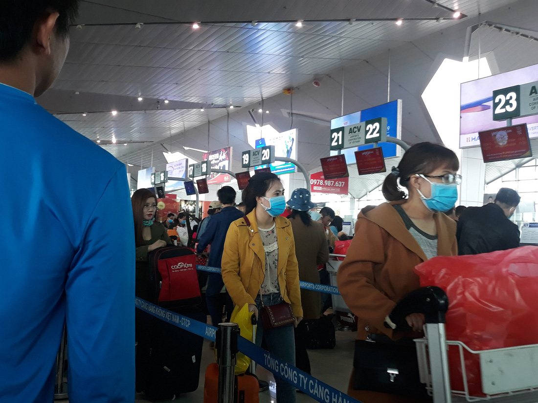 Người người đeo khẩu trang kín mít ở sân bay vì sợ nhiễm virus corona - Ảnh 6.