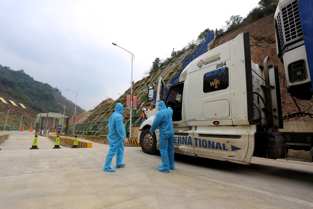 Ngày đầu tiên cửa khẩu Tân Thanh mở lại, 300 tấn nông sản qua Trung Quốc - Ảnh 1.