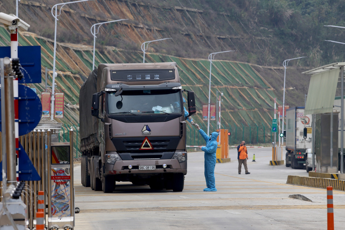 Ngày đầu tiên cửa khẩu Tân Thanh mở lại, 300 tấn nông sản qua Trung Quốc - Ảnh 9.