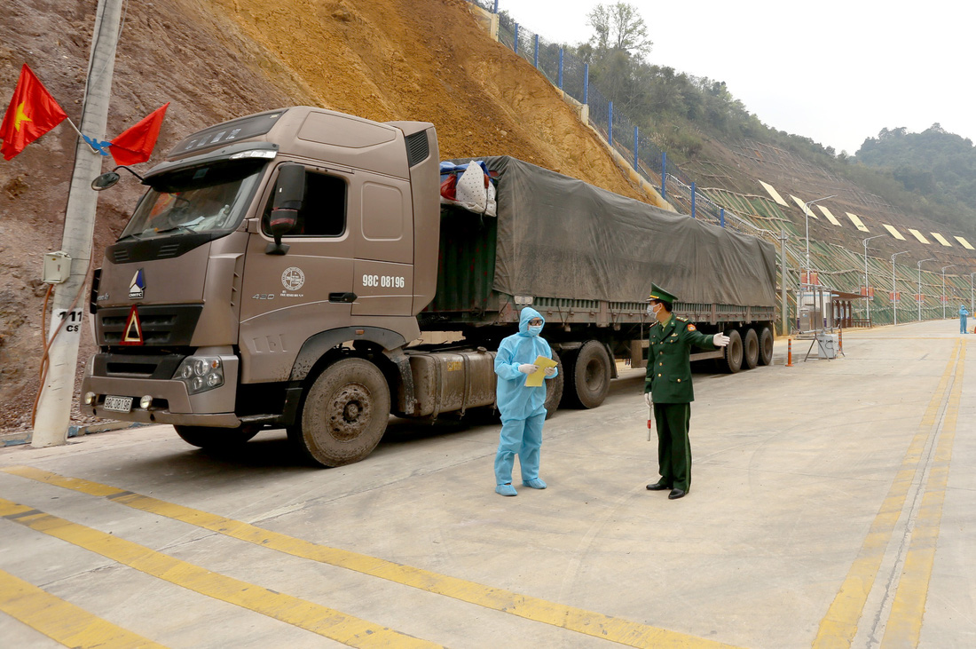 Ngày đầu tiên cửa khẩu Tân Thanh mở lại, 300 tấn nông sản qua Trung Quốc - Ảnh 10.