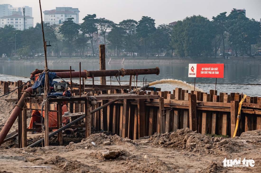 Cận cảnh ngăn đôi hồ Linh Đàm để xây cầu ở Hà Nội - Ảnh 7.