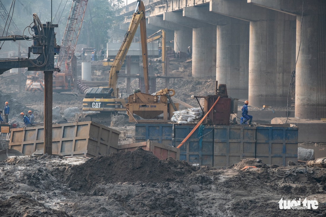 Cận cảnh ngăn đôi hồ Linh Đàm để xây cầu ở Hà Nội - Ảnh 4.