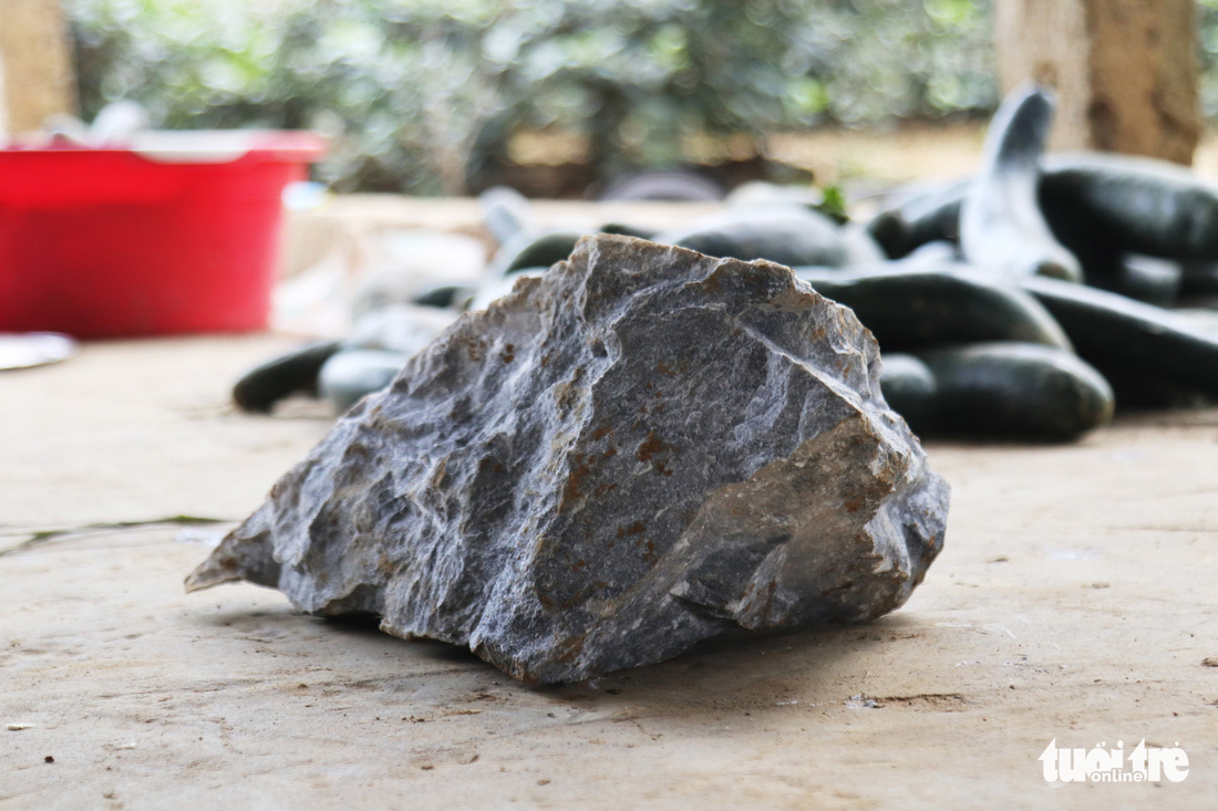Mỏ đá nổ mìn, đá rơi ‘như mưa’ vào nhà dân - Ảnh 6.