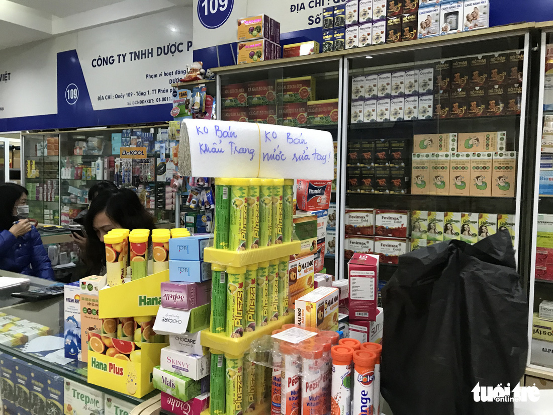 Chợ thuốc lớn nhất Hà Nội đồng loạt treo biển không bán khẩu trang, miễn hỏi - Ảnh 2.