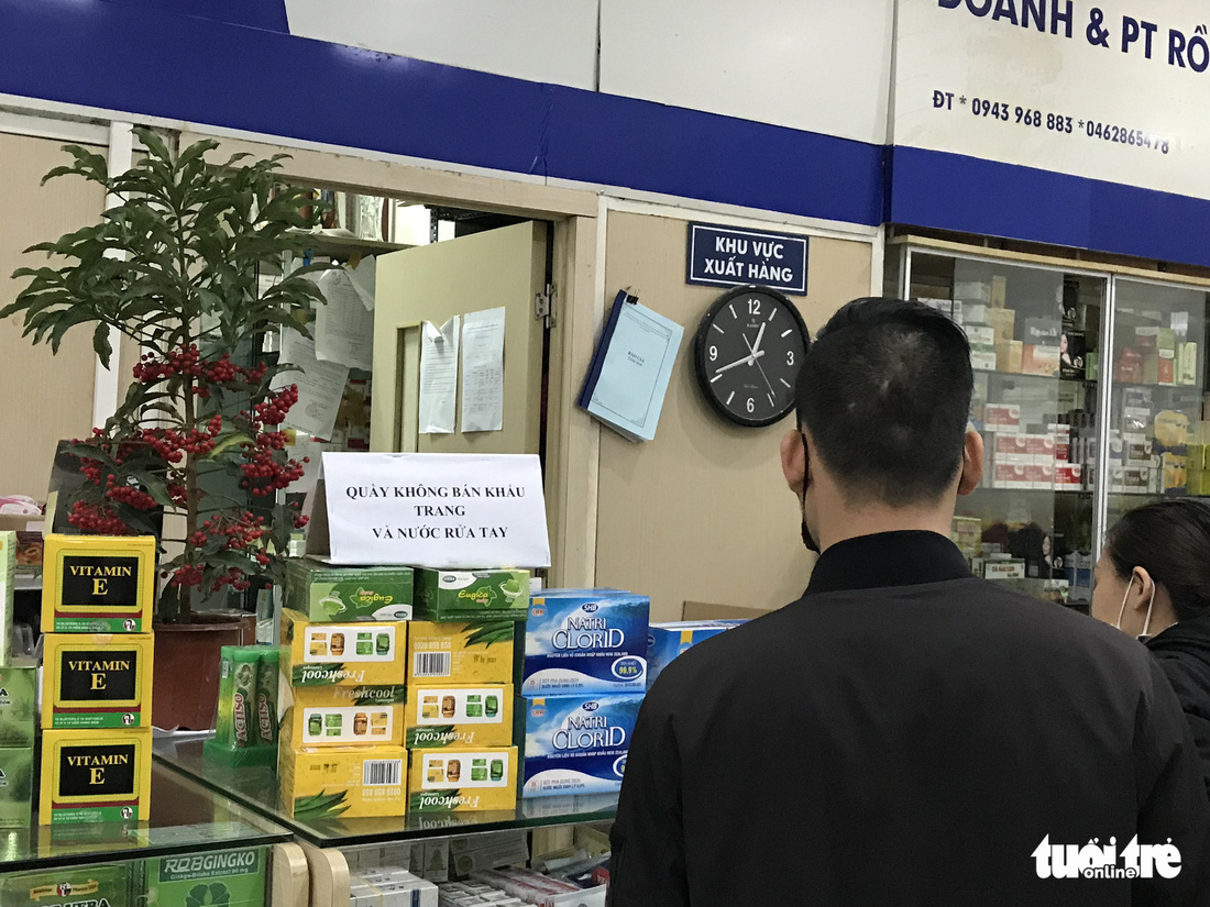 Chợ thuốc lớn nhất Hà Nội đồng loạt treo biển không bán khẩu trang, miễn hỏi - Ảnh 4.