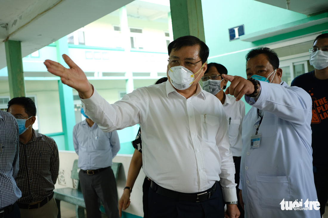 Chủ tịch Đà Nẵng vào khu cách ly thăm bệnh nhân chờ xét nghiệm virus corona - Ảnh 2.