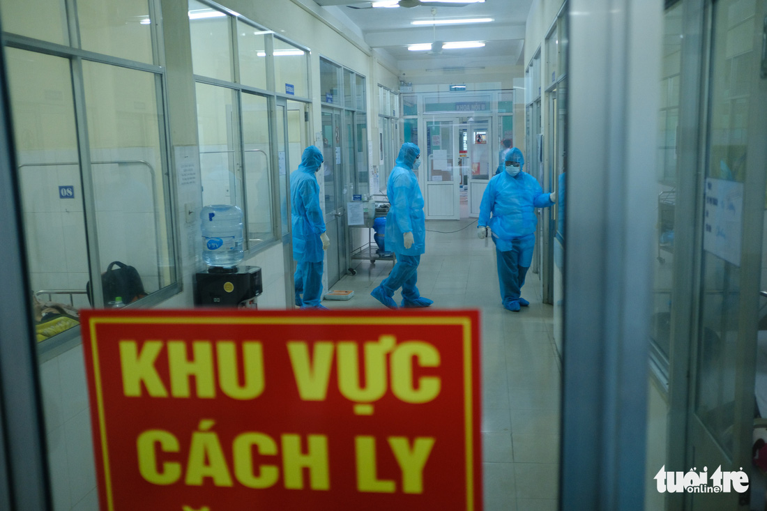 Chủ tịch Đà Nẵng vào khu cách ly thăm bệnh nhân chờ xét nghiệm virus corona - Ảnh 5.