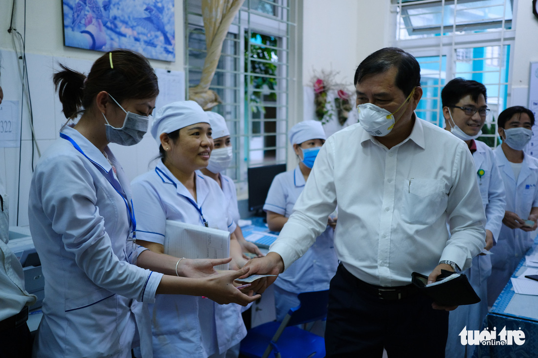 Chủ tịch Đà Nẵng vào khu cách ly thăm bệnh nhân chờ xét nghiệm virus corona - Ảnh 6.