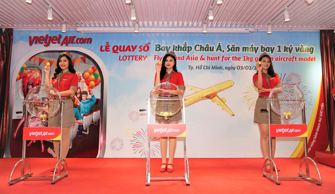 Hành khách bay Vietjet trúng 1 máy bay mô hình bằng vàng nguyên khối - Ảnh 1.